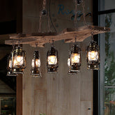 Lámpara de araña lineal industrial vintage de 8 luces con pantalla tipo farol de latón envejecido